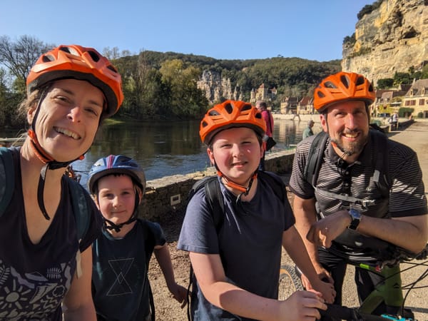 Biking by the Dordogne